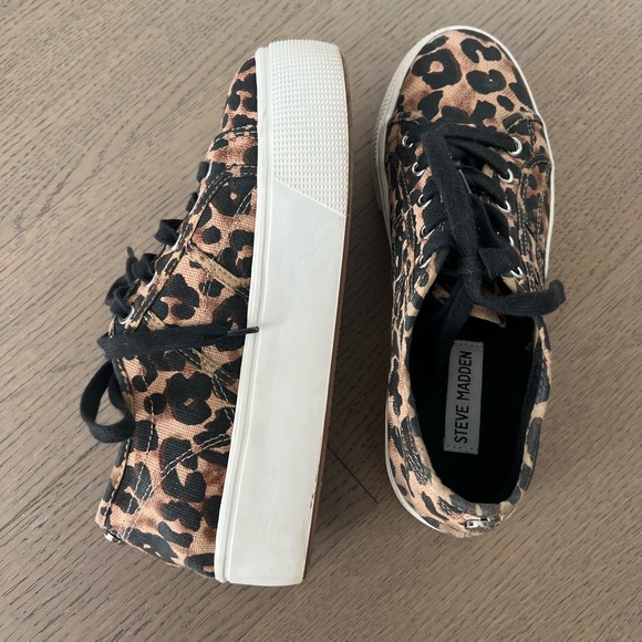 Steve Madden Emmi Leopard Print Platform Sneakers - Picture 4 of 16